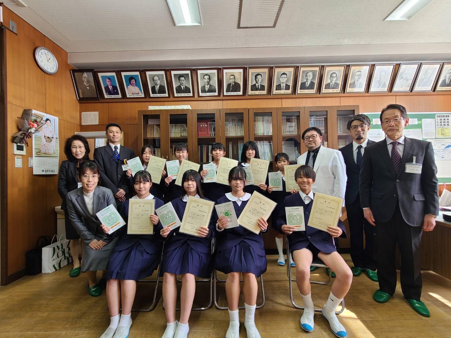 » たつの市立御津小学校とたつの市民病院が連携して地域の健康寿命を延ばす『ほね手帳』を制作